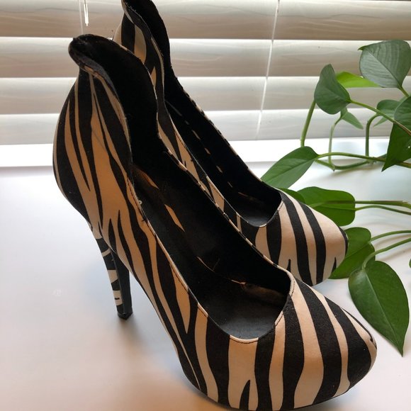 QUPID ZEBRA STRIPED 5.5 INCH SPIKED PLATFORM HEELS - Picture 1 of 8